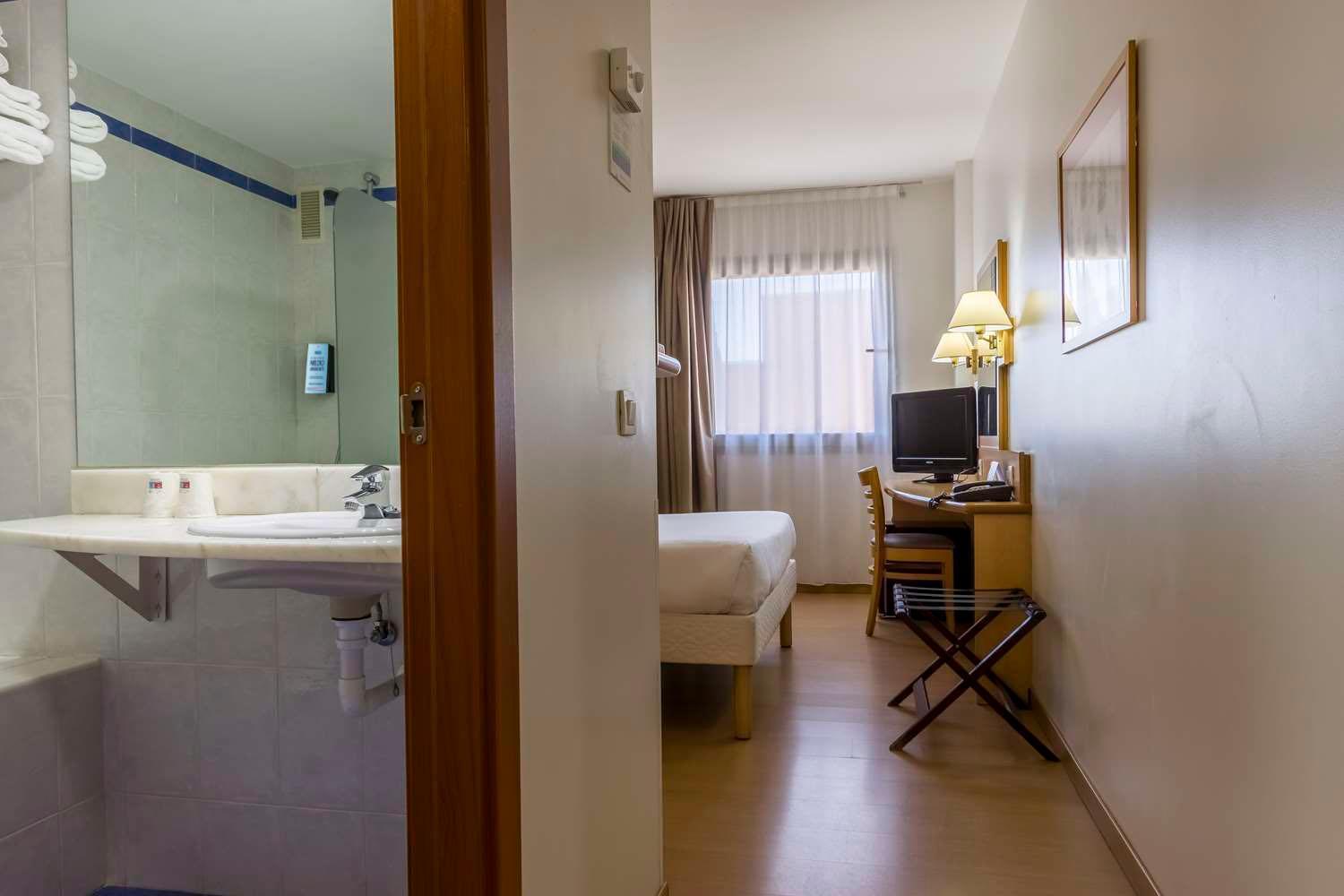 Hotel Campanile Madrid Alcalá de Henares Exterior foto