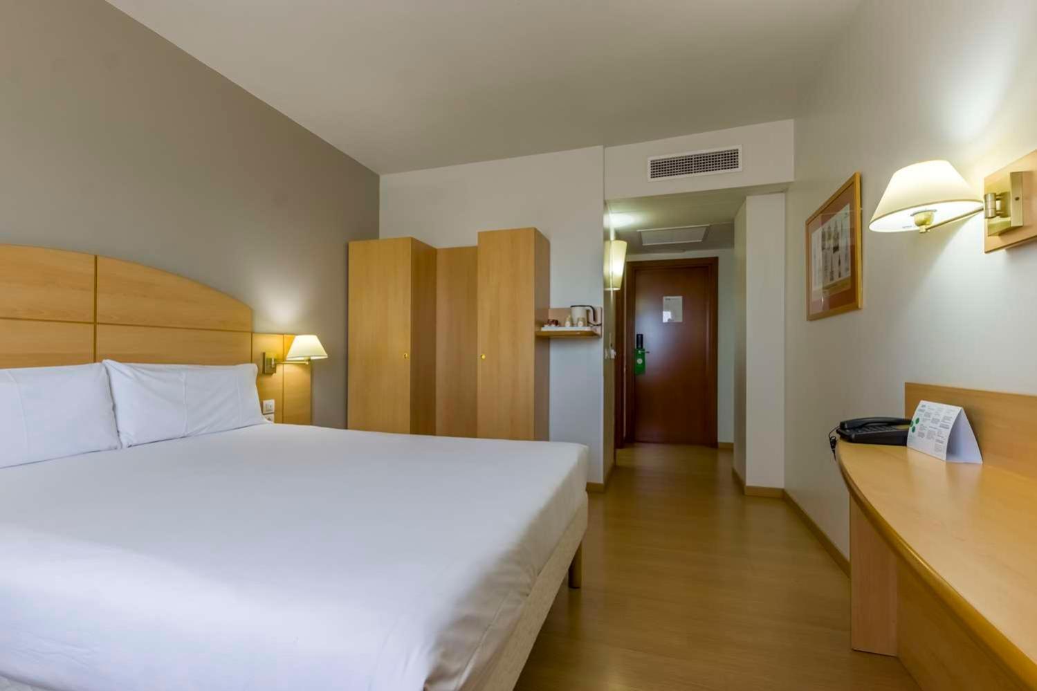Hotel Campanile Madrid Alcalá de Henares Exterior foto